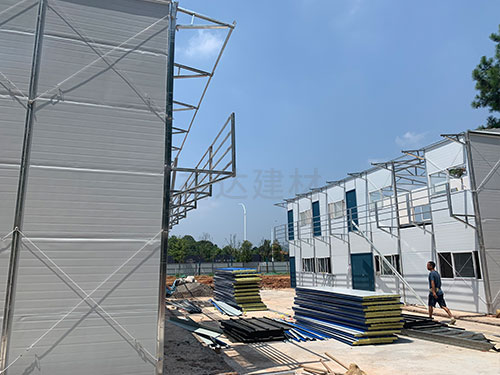 活動(dong)闆(ban)房(fang)