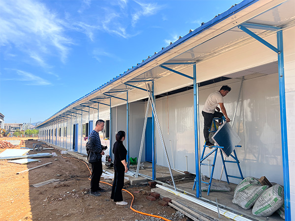 活動(dong)房(fang)施工(gong)